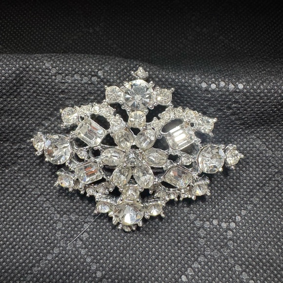 Elegant Silver Crystal Brooch - Picture 3 of 5